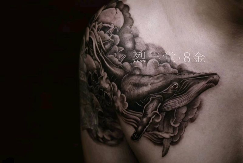 永恒的鲸纹身图片_肩部胸部欧美写实鲸鱼纹身图案