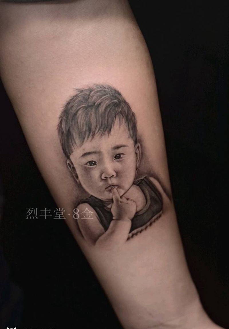 肖像纹身作品纹身图片_手臂欧美写实肖像孩子照片纹身图案