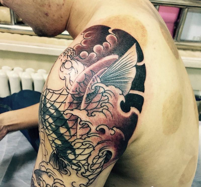 鲤纹身图片_手稿成品手臂传统动物纹身图案