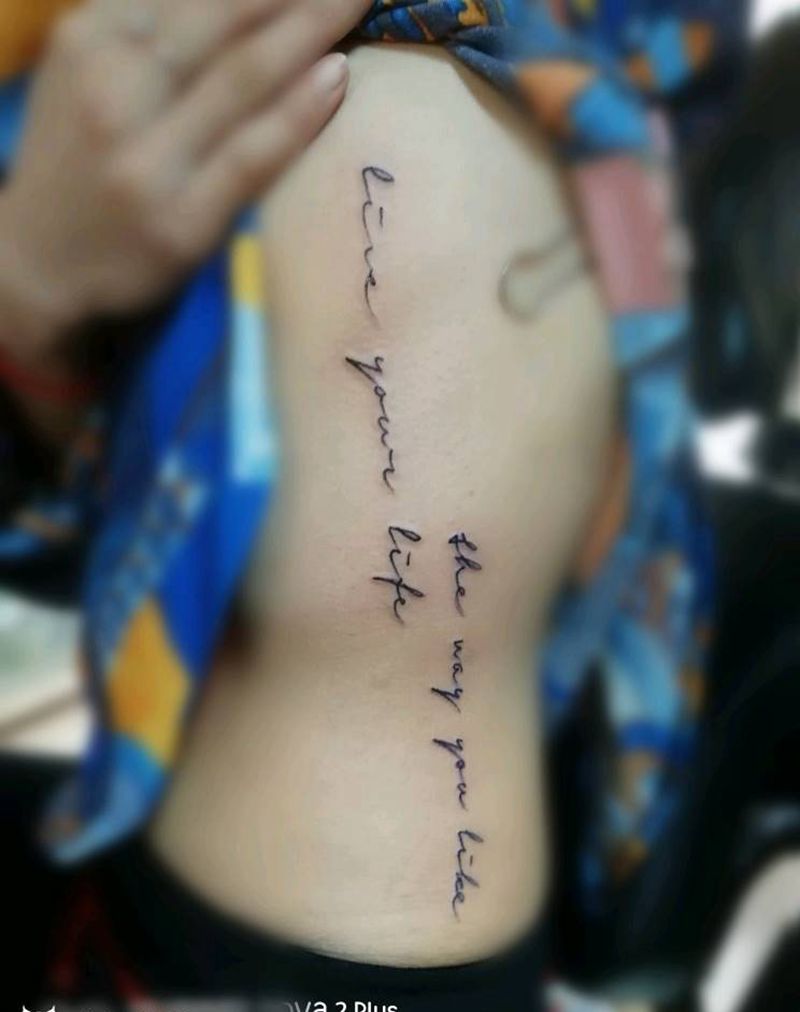 侧肋纹身图片_腹部花体字纹身图案