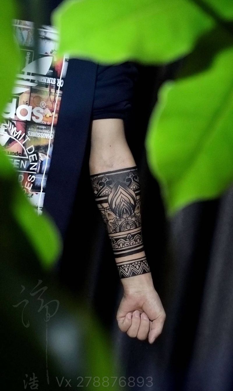 线纹身图片_手臂点刺几何包小臂纹身图案