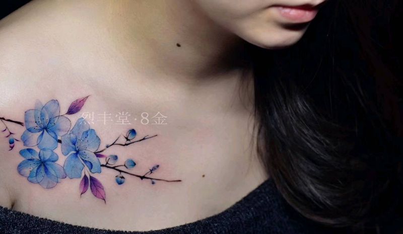 小清新纹身图片_肩部胸部水彩花纹身图案