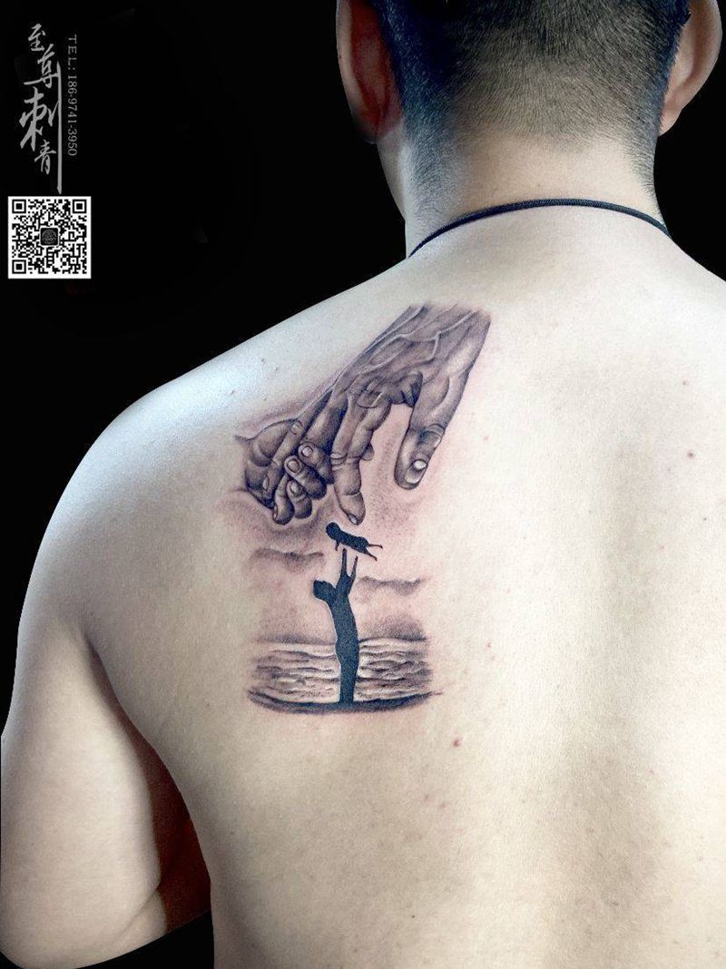 父与子纹身图片_背部欧美写实纹身图案