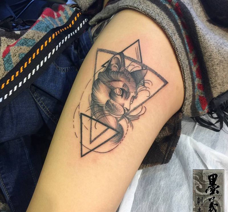 几何猫咪纹身图片_成品手稿腿部欧美清新几何动物纹身图案