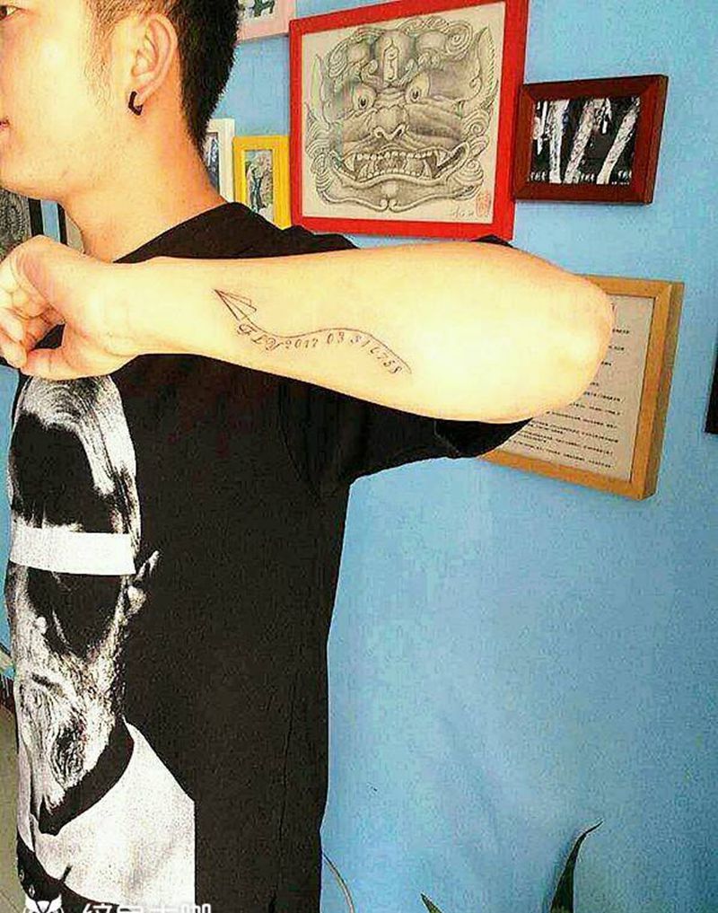 纪念非凡的梦纹身图片_手臂清新几何原创小图英文字母宇刺青成品手稿纹身图案