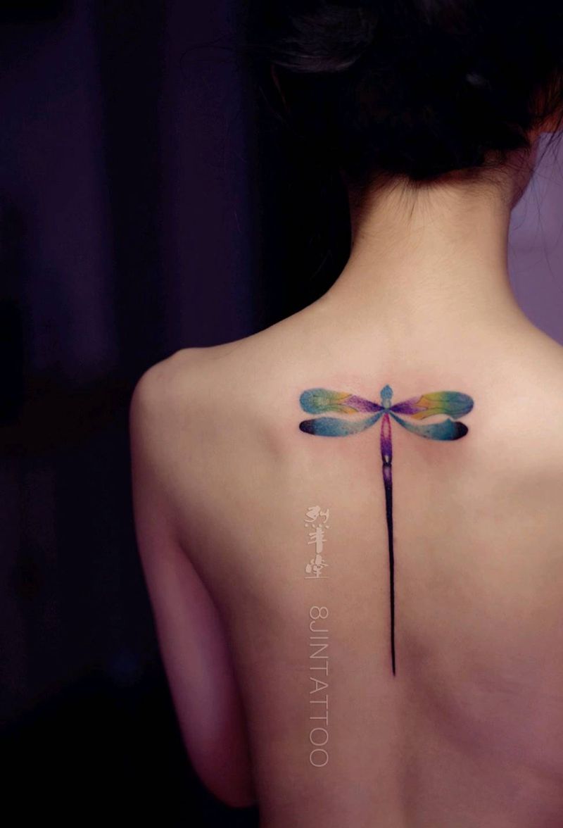 蜻蜓纹身图片_背部颈部水彩蜻蜓小清新包头纹身图案