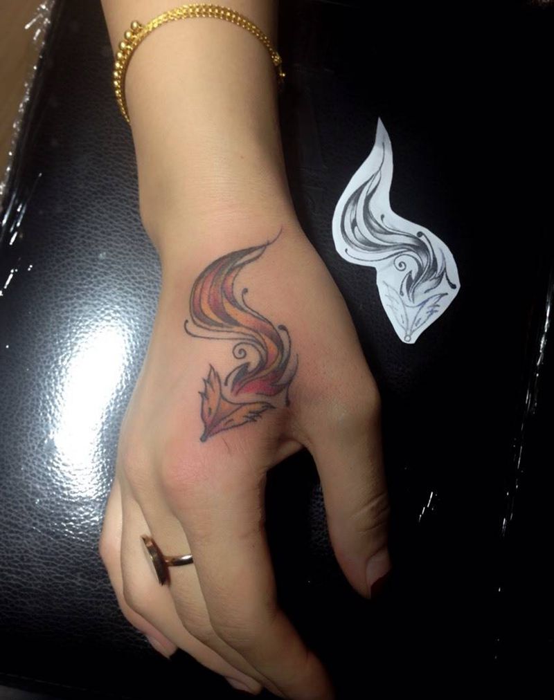 小狐狸纹身图片_成品手部清新动物纹身图案