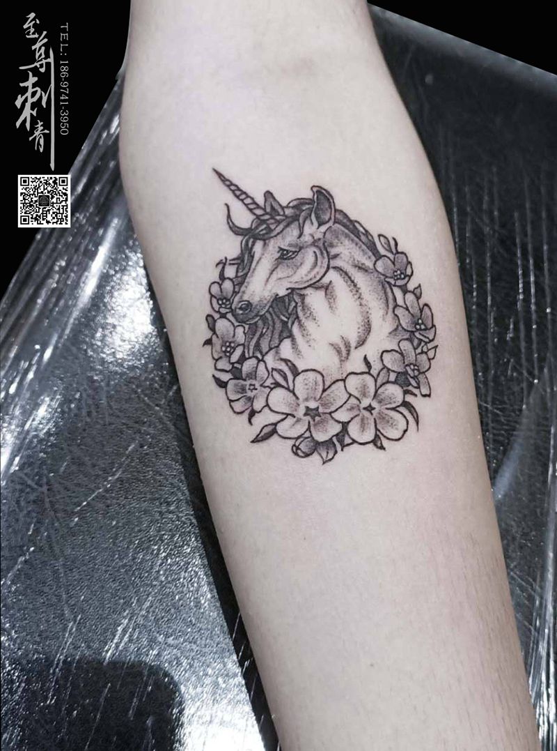 独角兽纹身图片_手臂点刺纹身图案