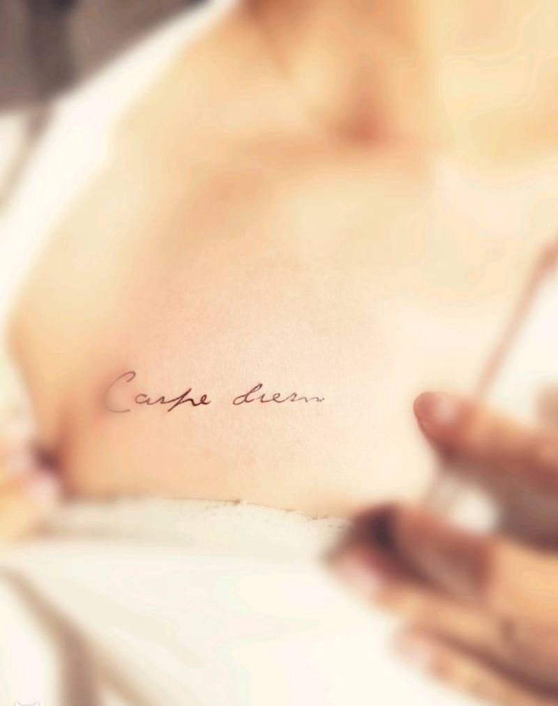 小清新纹身图片_胸部花体字纹身图案