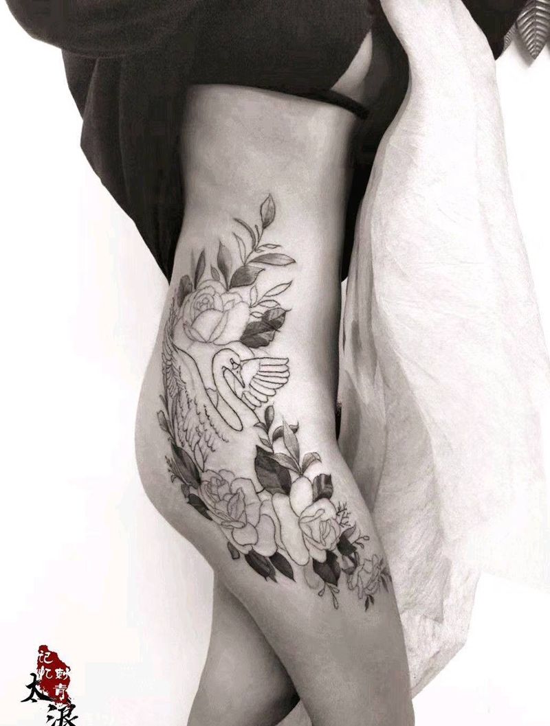 彩色素花  未完成纹身图片_腰部臀部纹身图案
