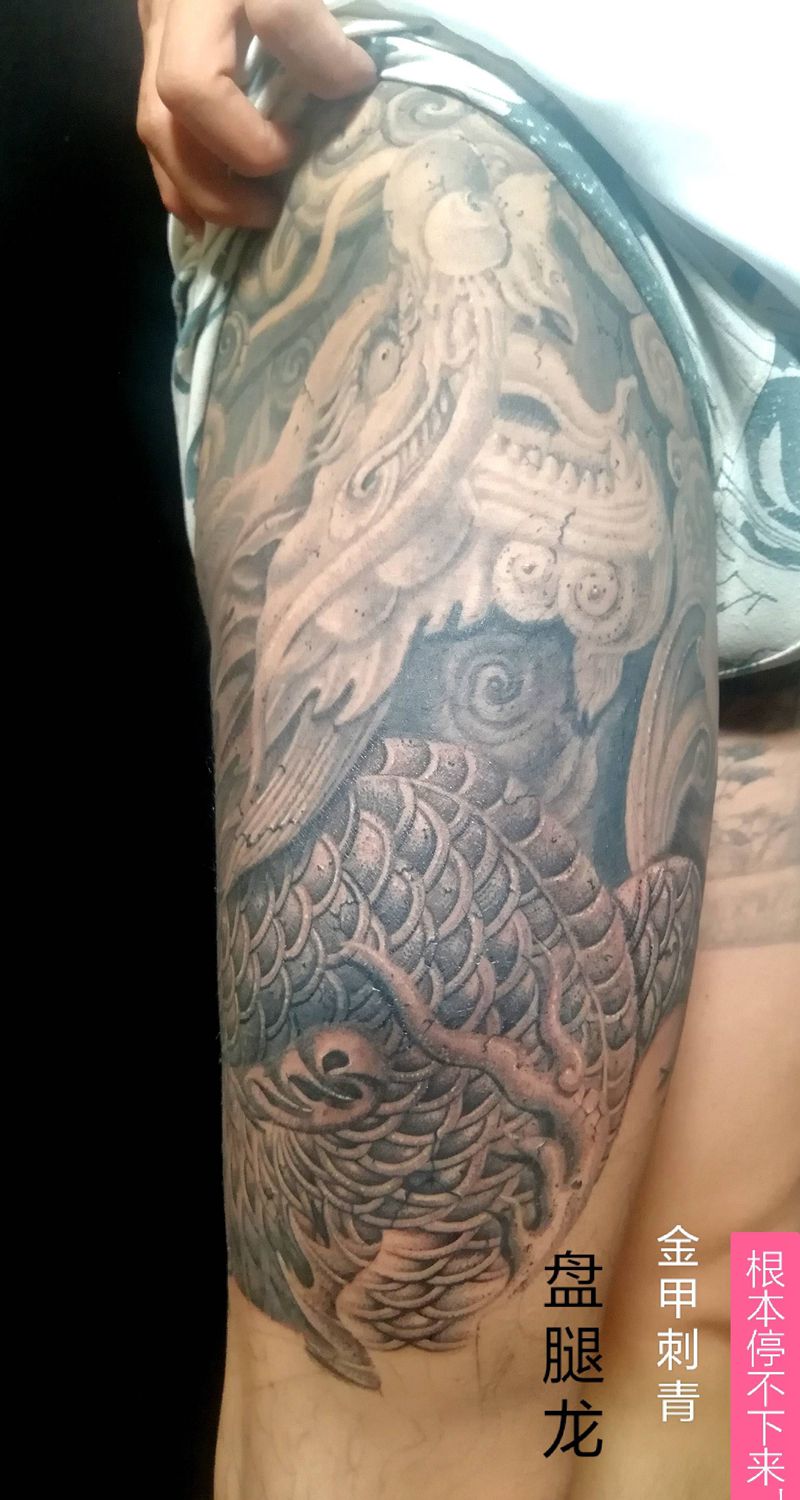 石雕盘腿龙纹身图片_腿部石雕风格龙包腿纹身图案