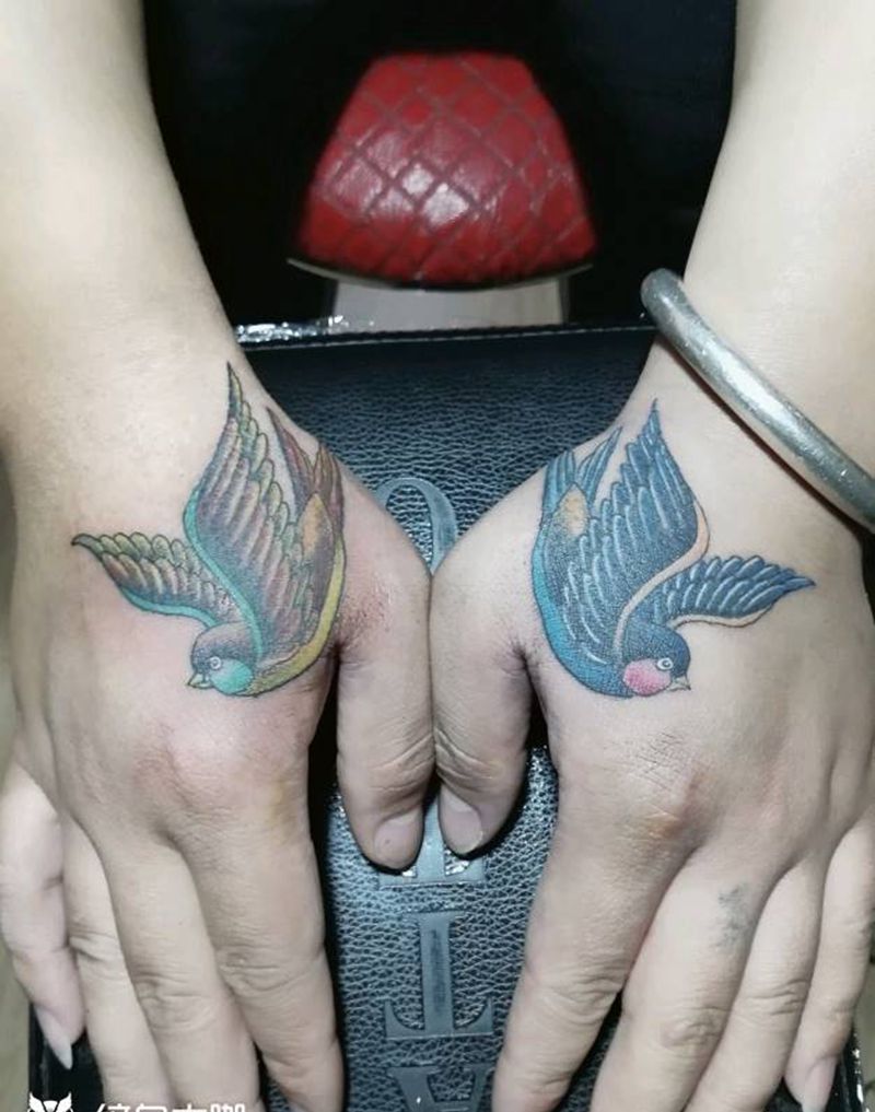 小燕子纹身图片_手部欧美清新动物成品纹身图案