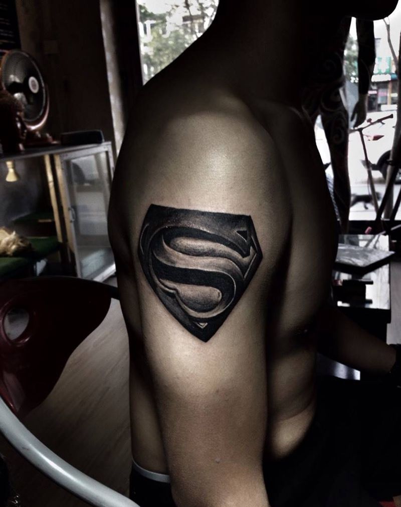 超人纹身图片_成品手臂肩部写实几何纹身图案
