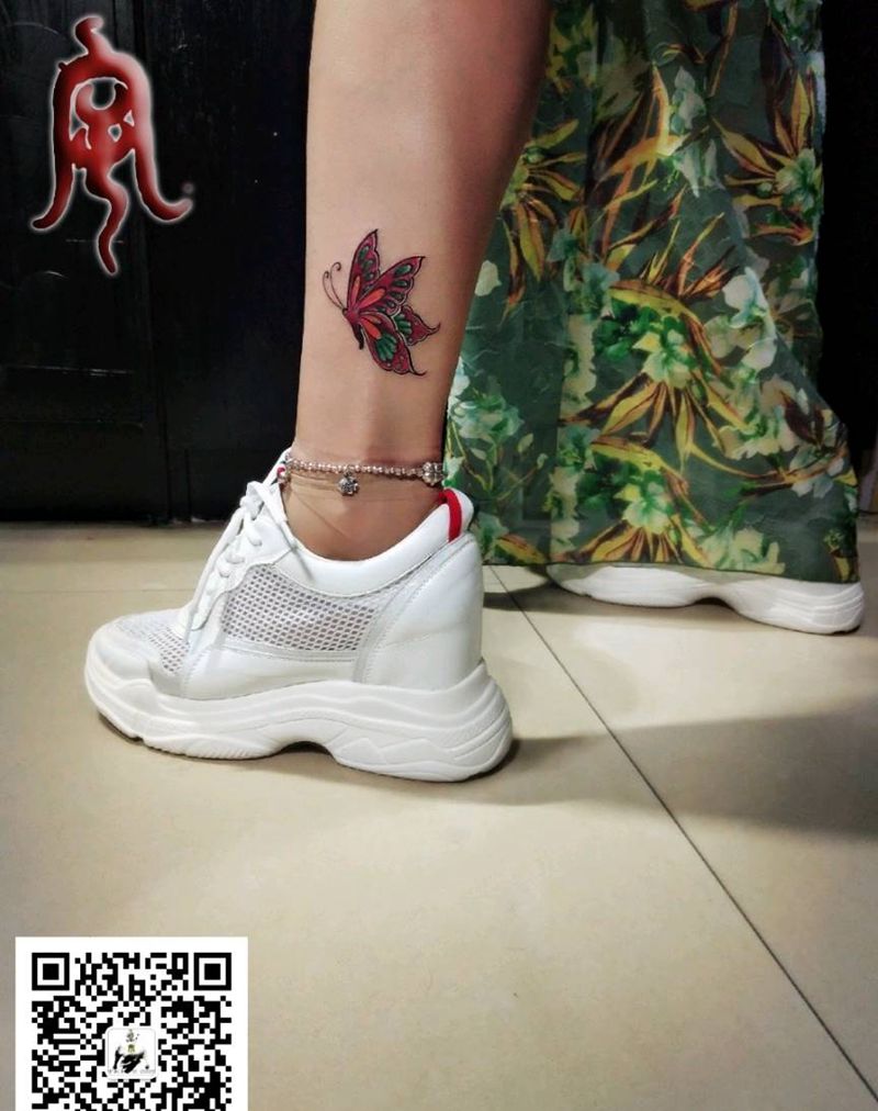 蝴蝶纹身图片_腿部清新动物宇刺青纹身图案