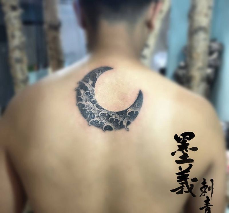 浪花纹身图片_臀部背部胸部传统宗教肖像字符纹身图案