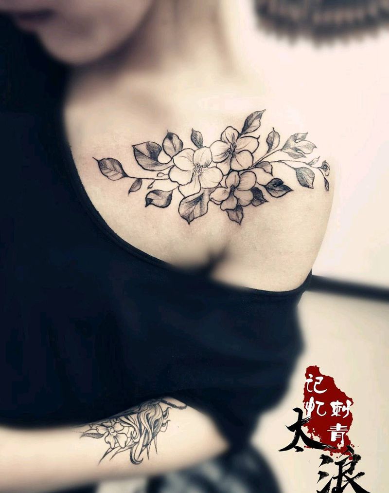 肩膀素花纹身图片_肩部纹身图案