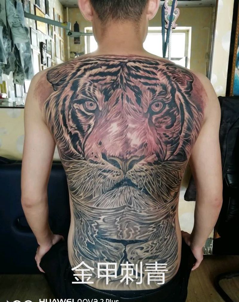 满背虎头纹身图片_背部欧美写实纹身图案