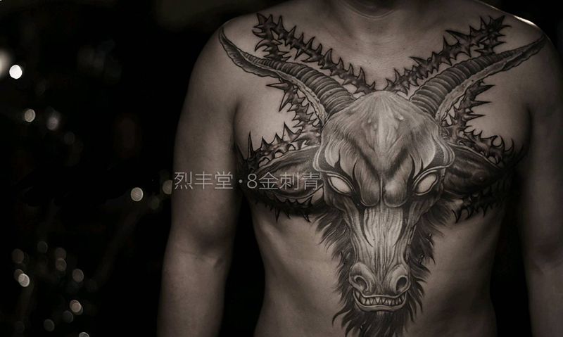 撒旦纹身图片_胸部欧美写实撒旦摩羯座山羊头纹身图案