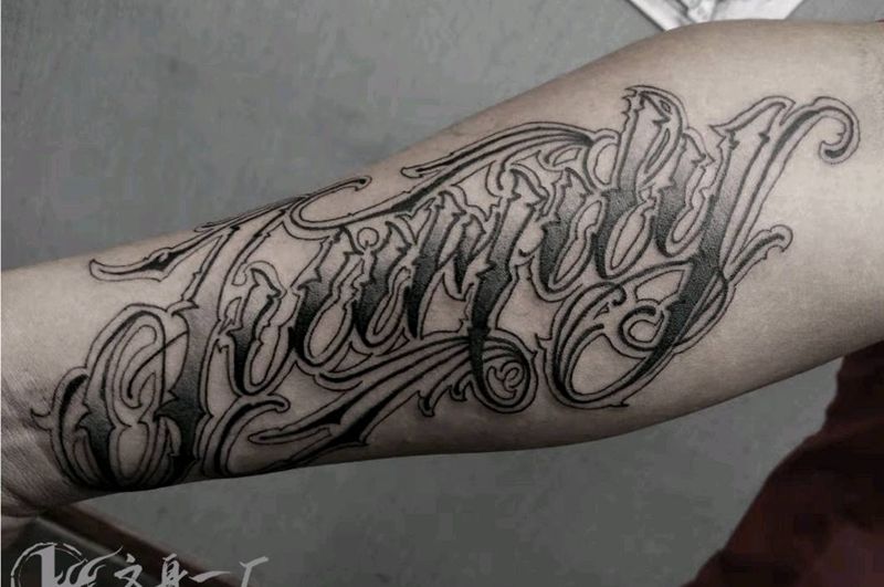 八一节的花体字纹身图片