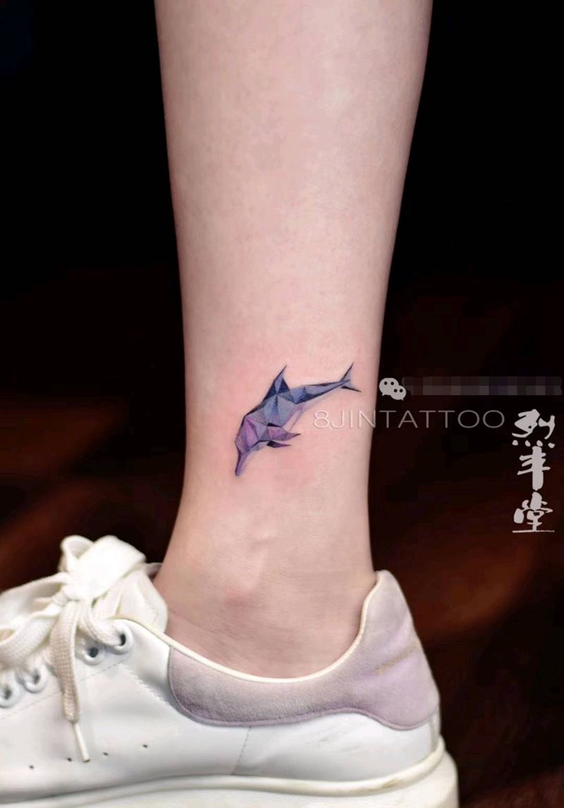 几何海豚～鲨纹身图片_腿部几何水彩海豚虎鲨几何纹身图案