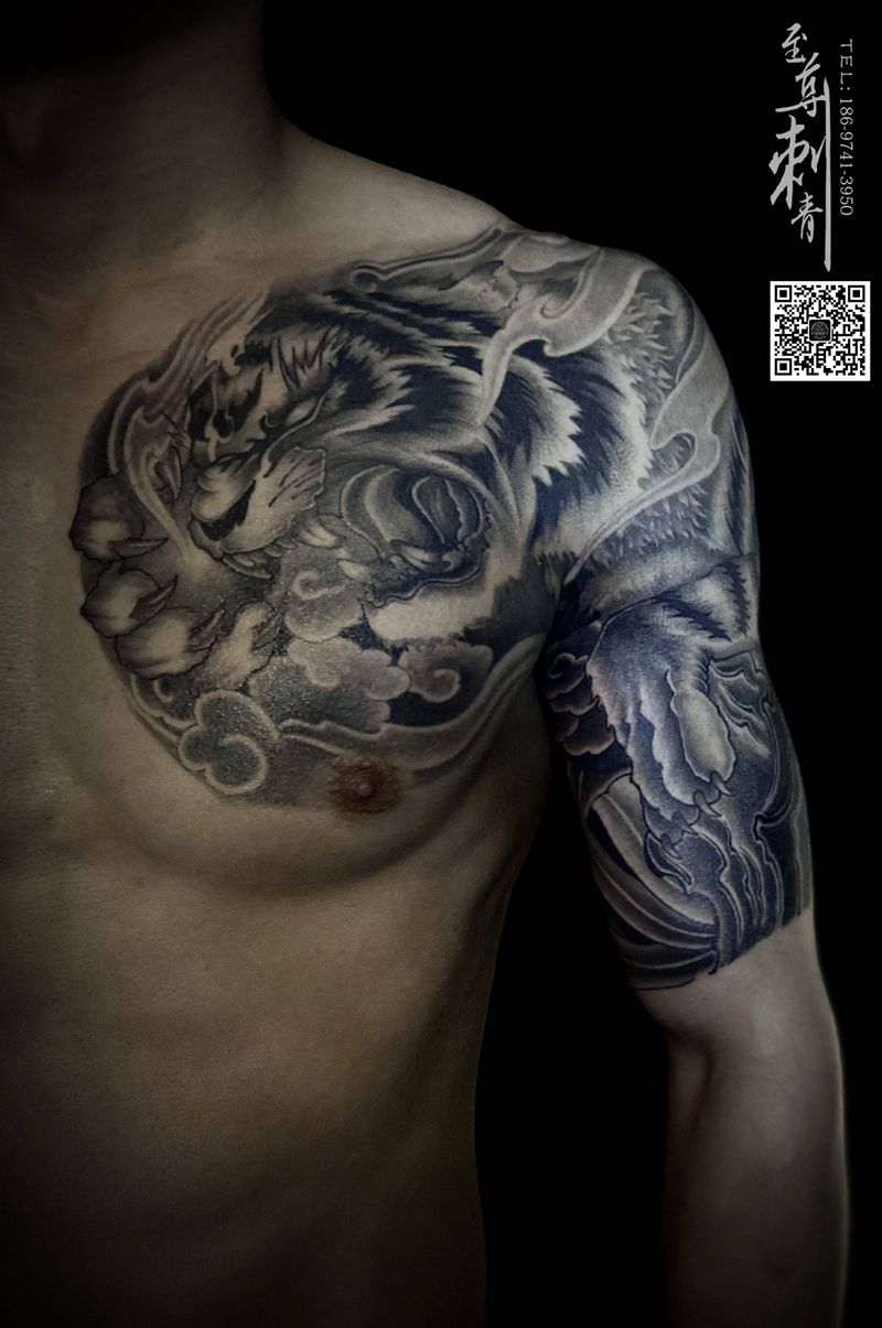 虎纹身图片_胸部新传统纹身图案