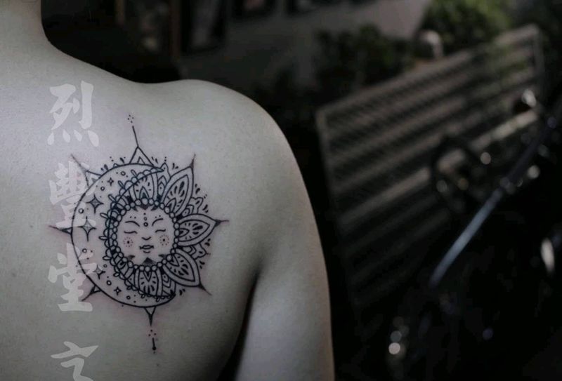 日月纹身图片_背部几何纹身图案