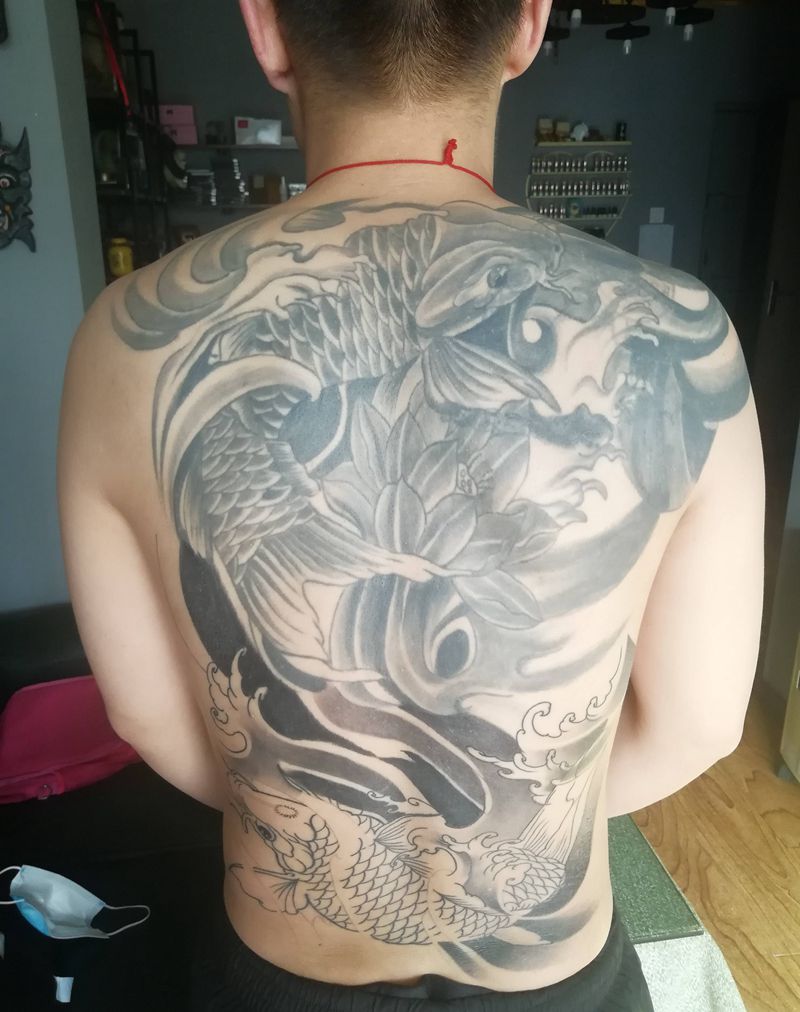 修改鲤鱼纹身图片_背部新传统修改纹身图案