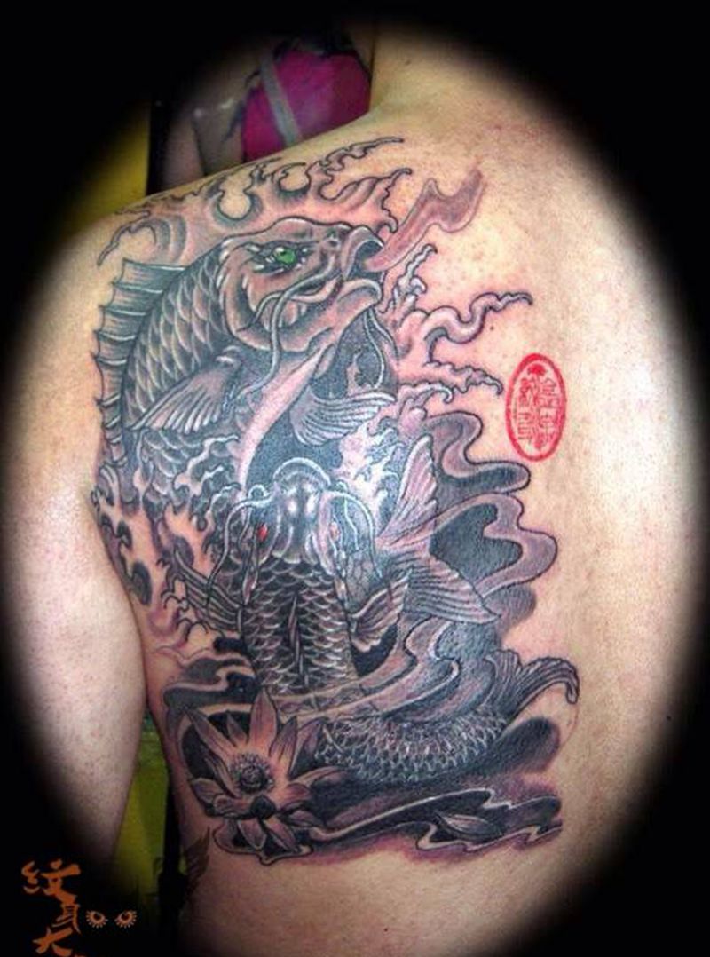 后肩胛双鱼纹身图片