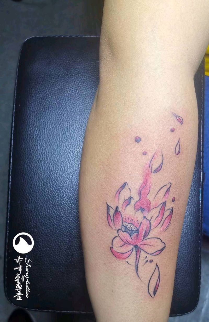 荷纹身图片_手臂水墨纹身图案