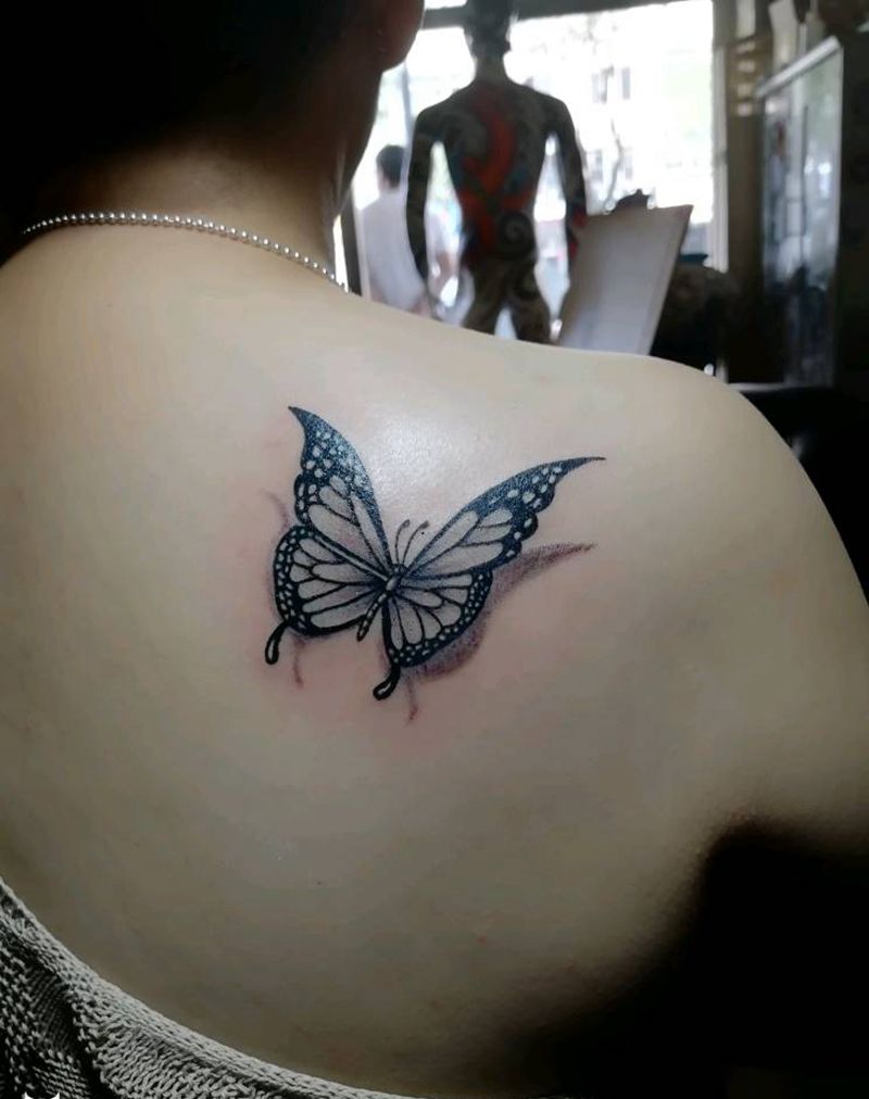 蝴蝶纹身图片_背部清新动物纹身图案