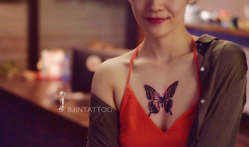 燕尾蝶纹身图片_胸部水彩欧美写实燕尾蝶蝴蝶胸部纹身图案