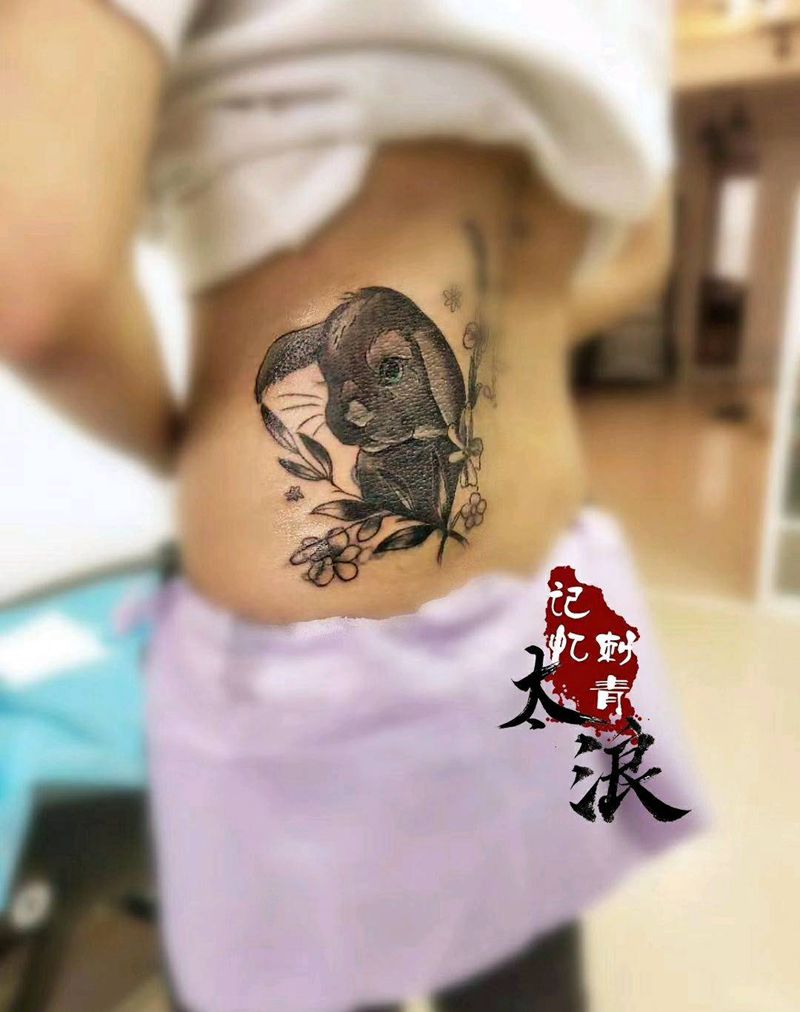 小兔子遮盖纹身图片_腰部纹身图案