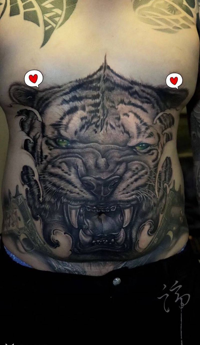 老虎纹身图片_腹部欧美写实老虎纹身图案