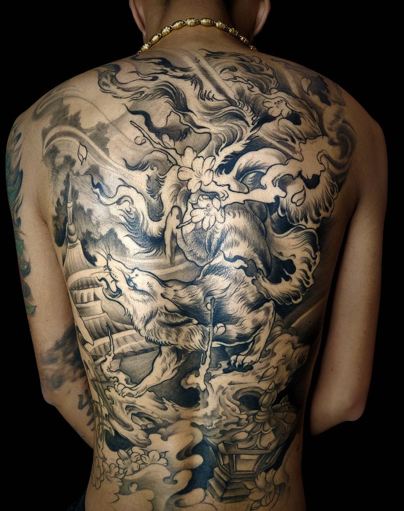 九尾狐纹身图片_背部新传统纹身图案