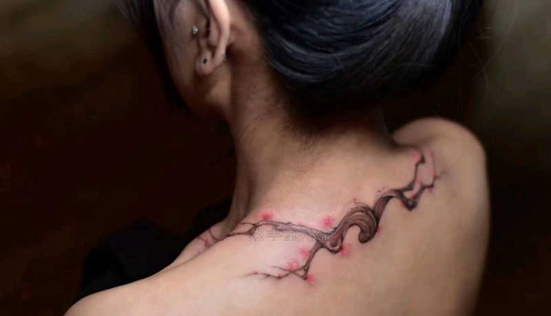 梅纹身图片_颈部肩部水彩新传统梅花脖子中式写实纹身图案