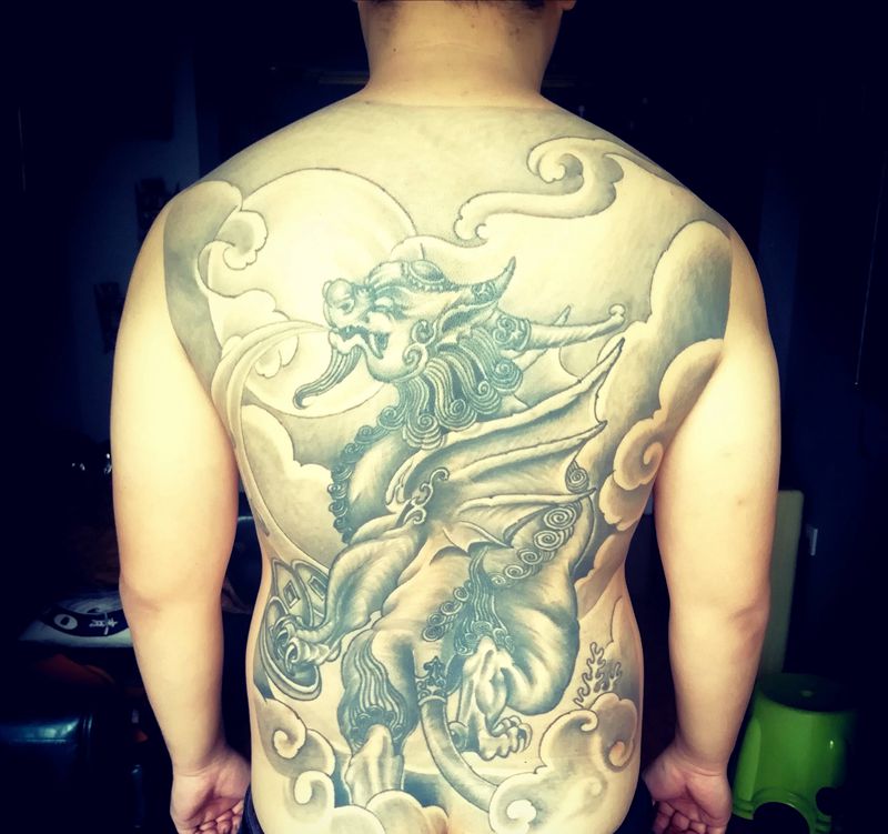 貔貅纹身图片_背部新传统纹身图案