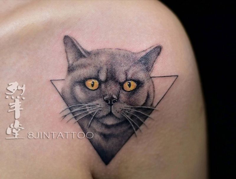 她的猫纹身图片_肩部欧美写实猫蓝猫纹身图案