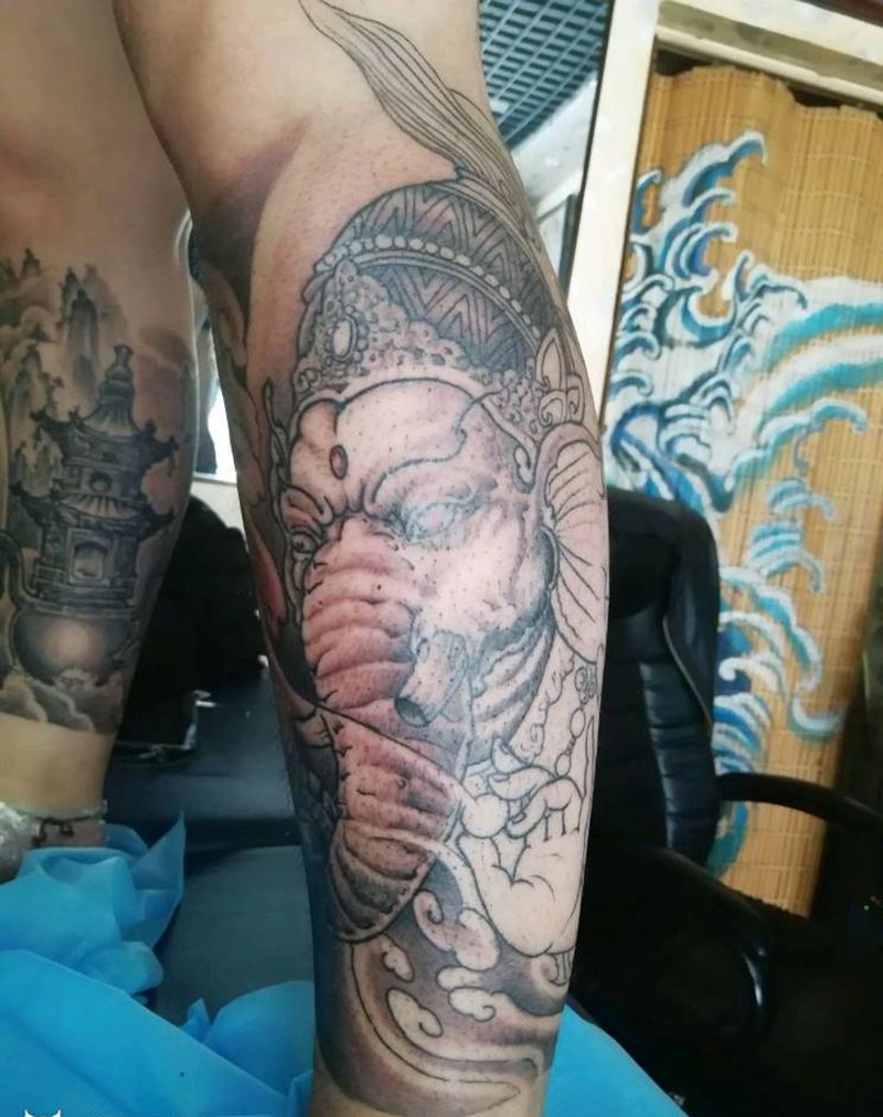 象神纹身图片_腿部传统植物鬼神纹身图案