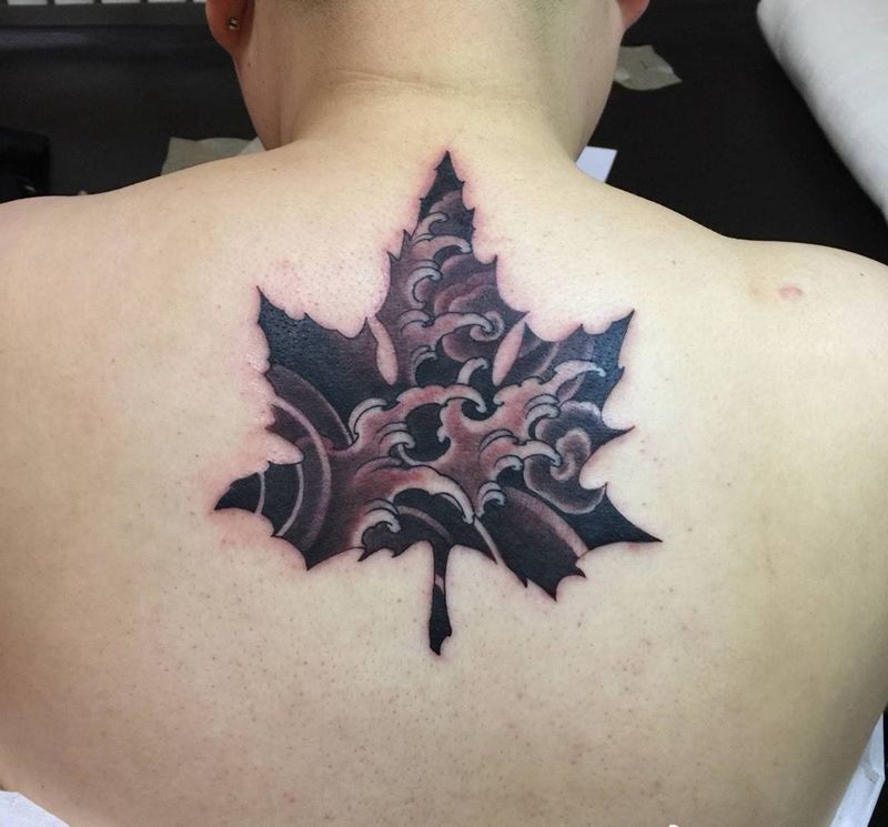 枫叶纹身图片_植物清新传统颈部手稿成品纹身图案