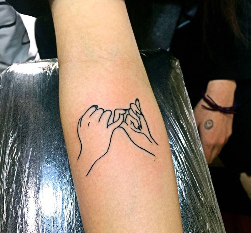 拉钩纹身图片_成品清新手部手臂纹身图案