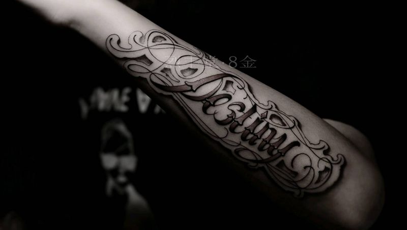 奇卡诺花体字纹身图片_臀部欧美字符花体字手稿纹身图案