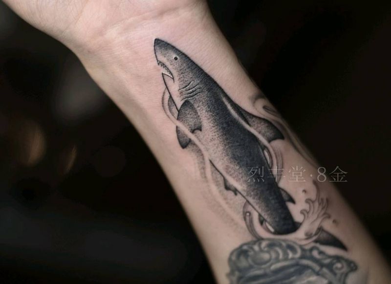 鲨鱼纹身纹身图片_手臂点刺欧美写实鲨鱼遮盖纹身图案