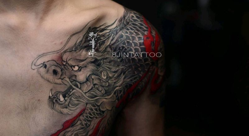 过肩麒麟纹身图片_胸部肩部新传统麒麟纹身图案