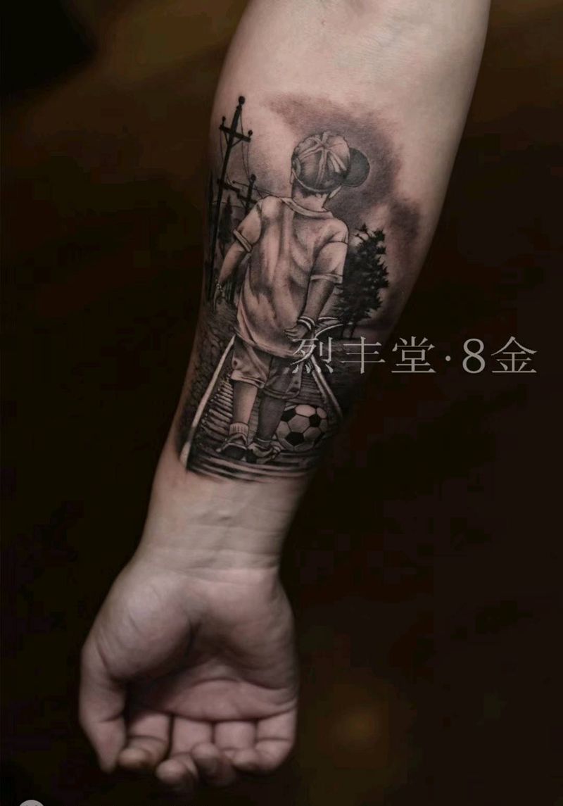 童年背影纹身图片_手臂欧美写实写实小臂黑灰纹身图案
