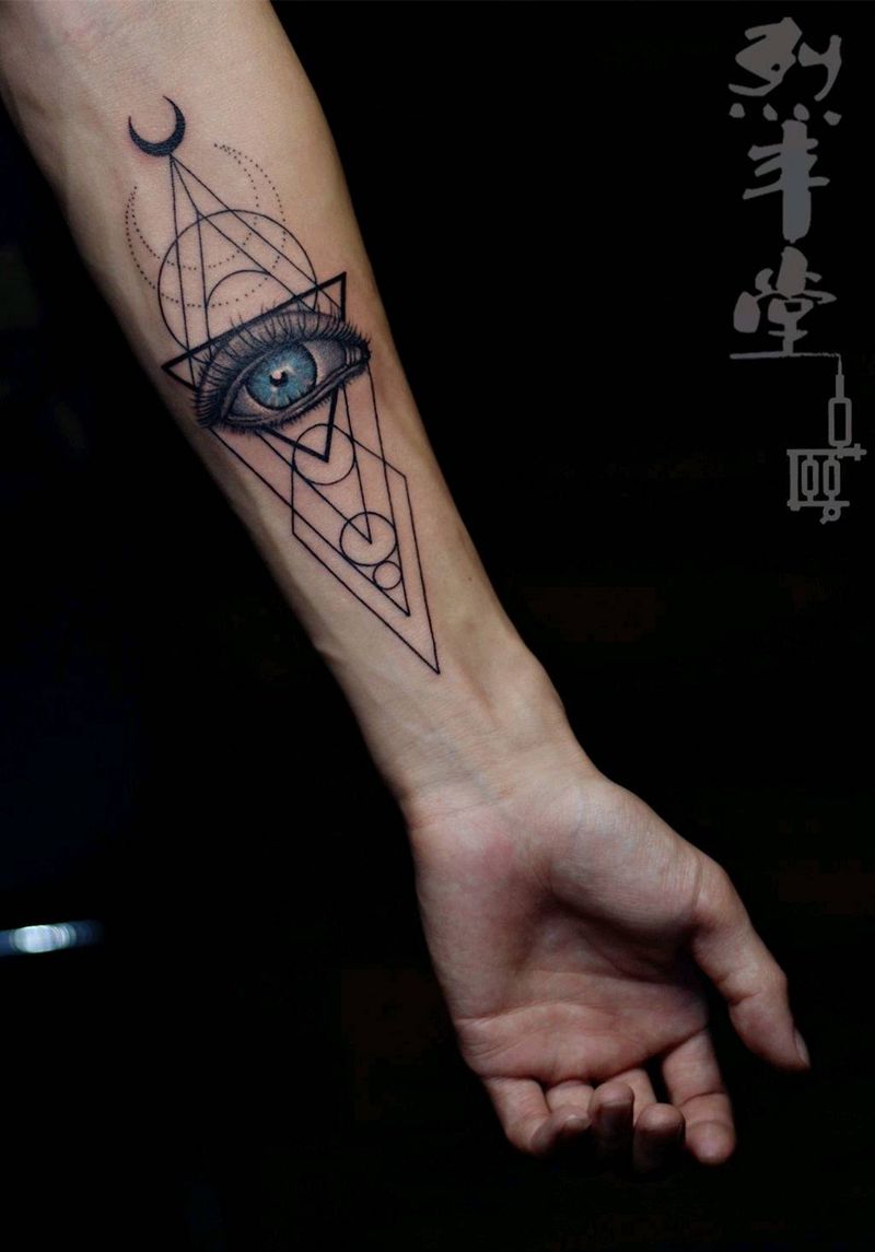 蓝色宇宙纹身图片_手臂几何欧美写实上帝之眼纹身图案