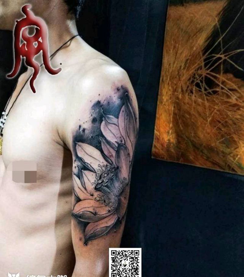 荷花纹身图片_臀部新传统荷花原创宇刺青纹身图案