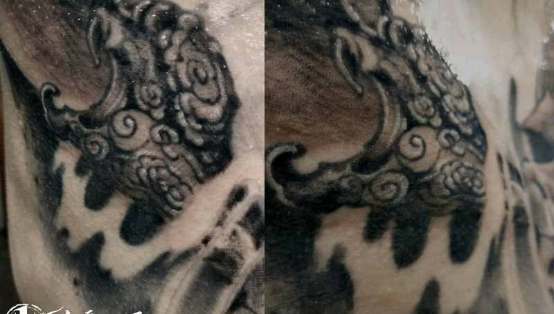 前胸局部的刀把子纹身图片_胸部纹身图案