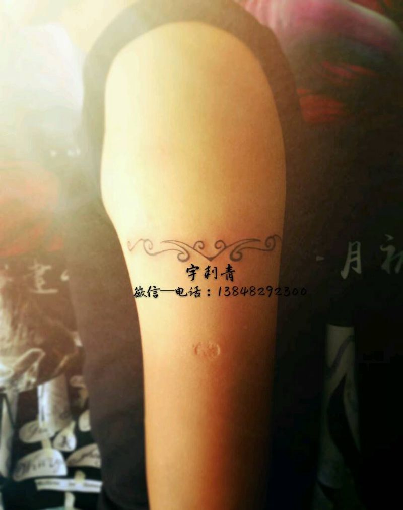 简约臂环纹身图片_臀部清新小图成品纹身图案