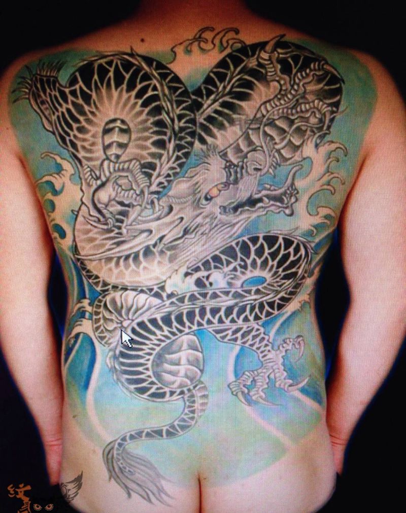 满背龙纹身图片