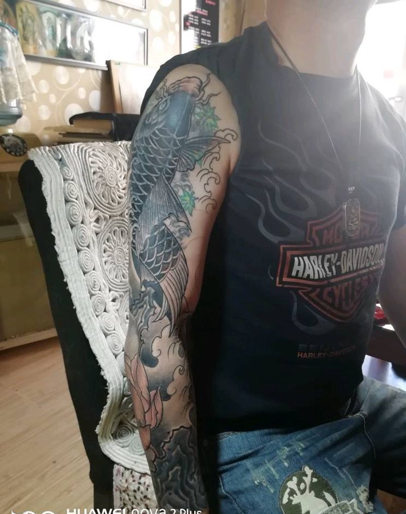 遮盖鲤鱼，未完成待续纹身图片_手臂新传统花臂纹身图案